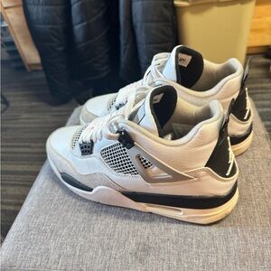 Jordan 4s, Military Black